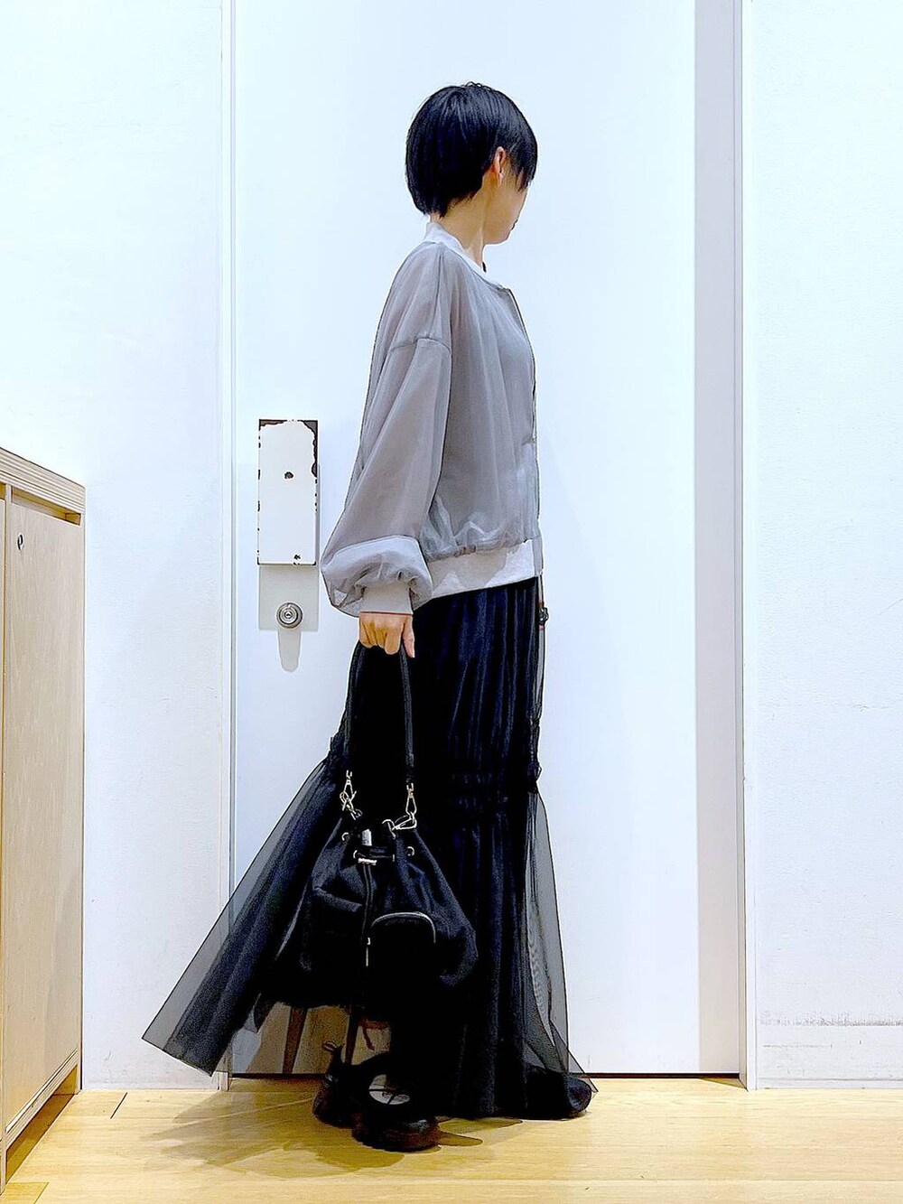 「リラックス、若見え、ゆったり、休日コーデ、骨格ウェーブ、LAKOLE、春アウター、春コーデ、カジュアルコーデ、スカート、楽ちんコーデ、シンプルコーデ、巾着バッグ、ショルダーバッグ、スニーカー」｜「LAKOLEのベルトコードスニーカー / 286524（スニーカー、ブラック系）」を使った、あおき@LAKOLE海老名さん（レディース・156cm）の春コーディネートの4枚目の写真