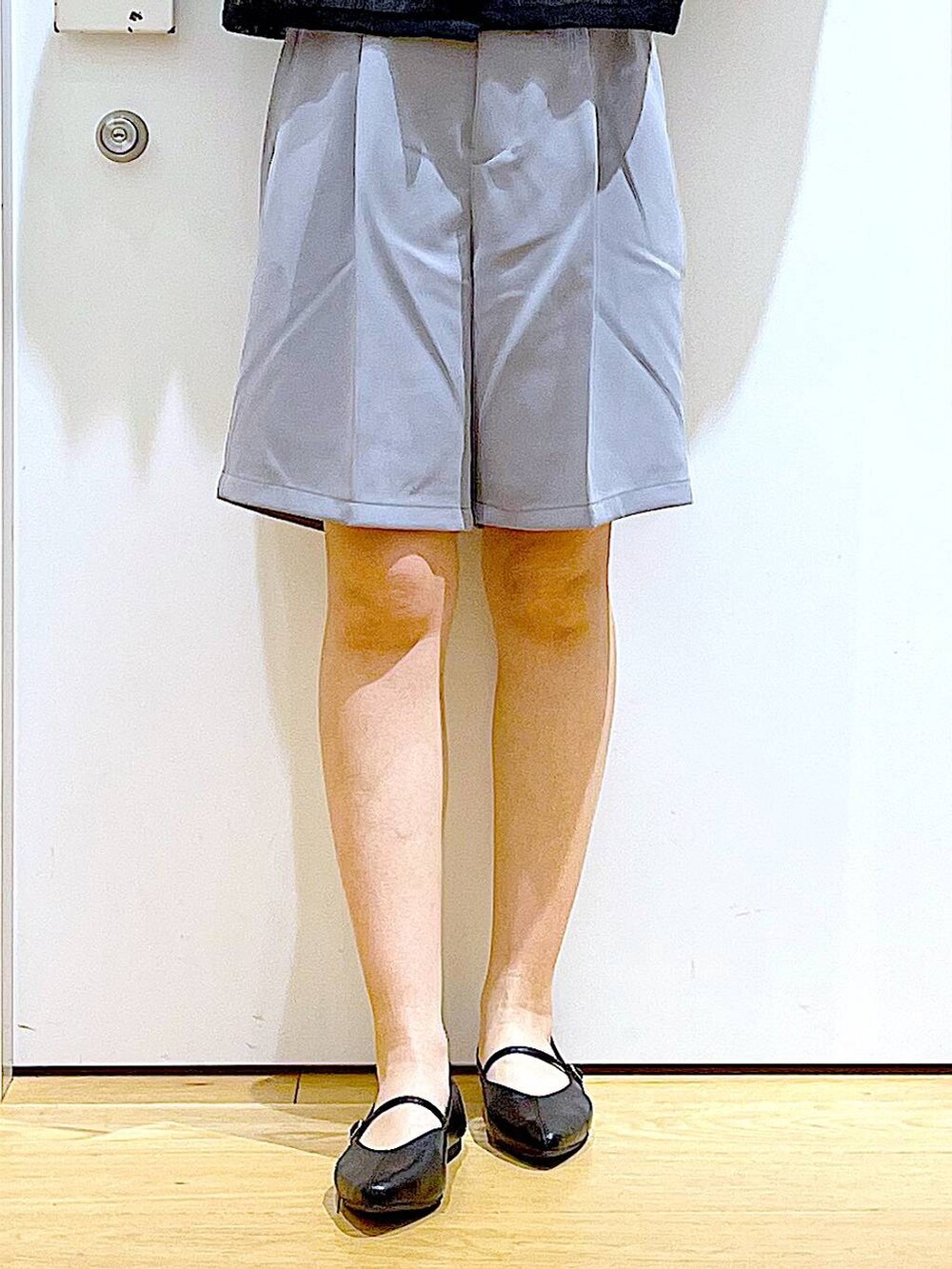 ブラック系のショルダーバッグ、ブラック系のパンプス、グレー系のその他パンツを着用したレディースの夏コーディネートの8枚目の写真