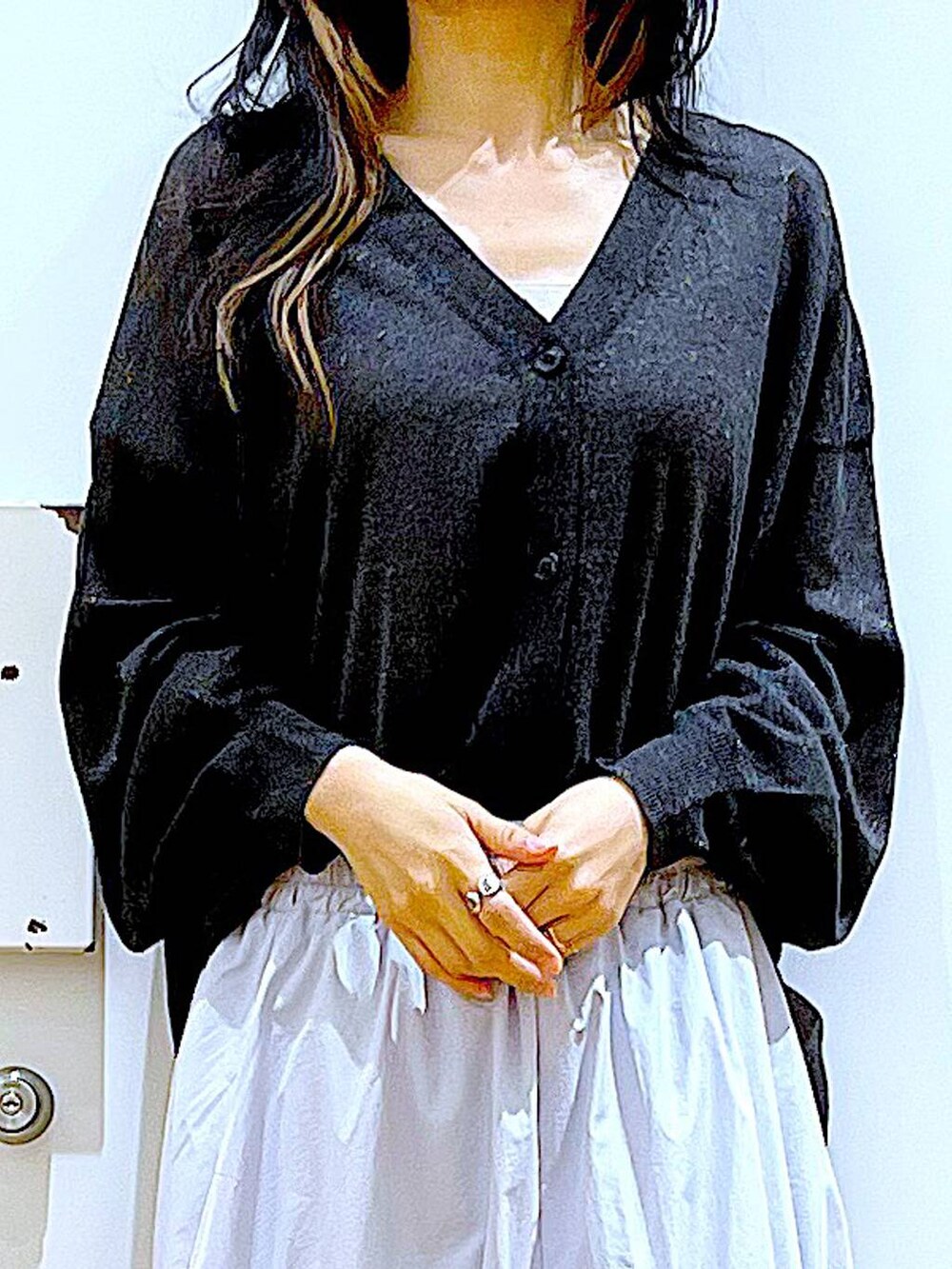 ブルー系のスカート、グレー系のカーディガン/ボレロ、ブラック系のパンプスを着用したレディースの春コーディネートの7枚目の写真