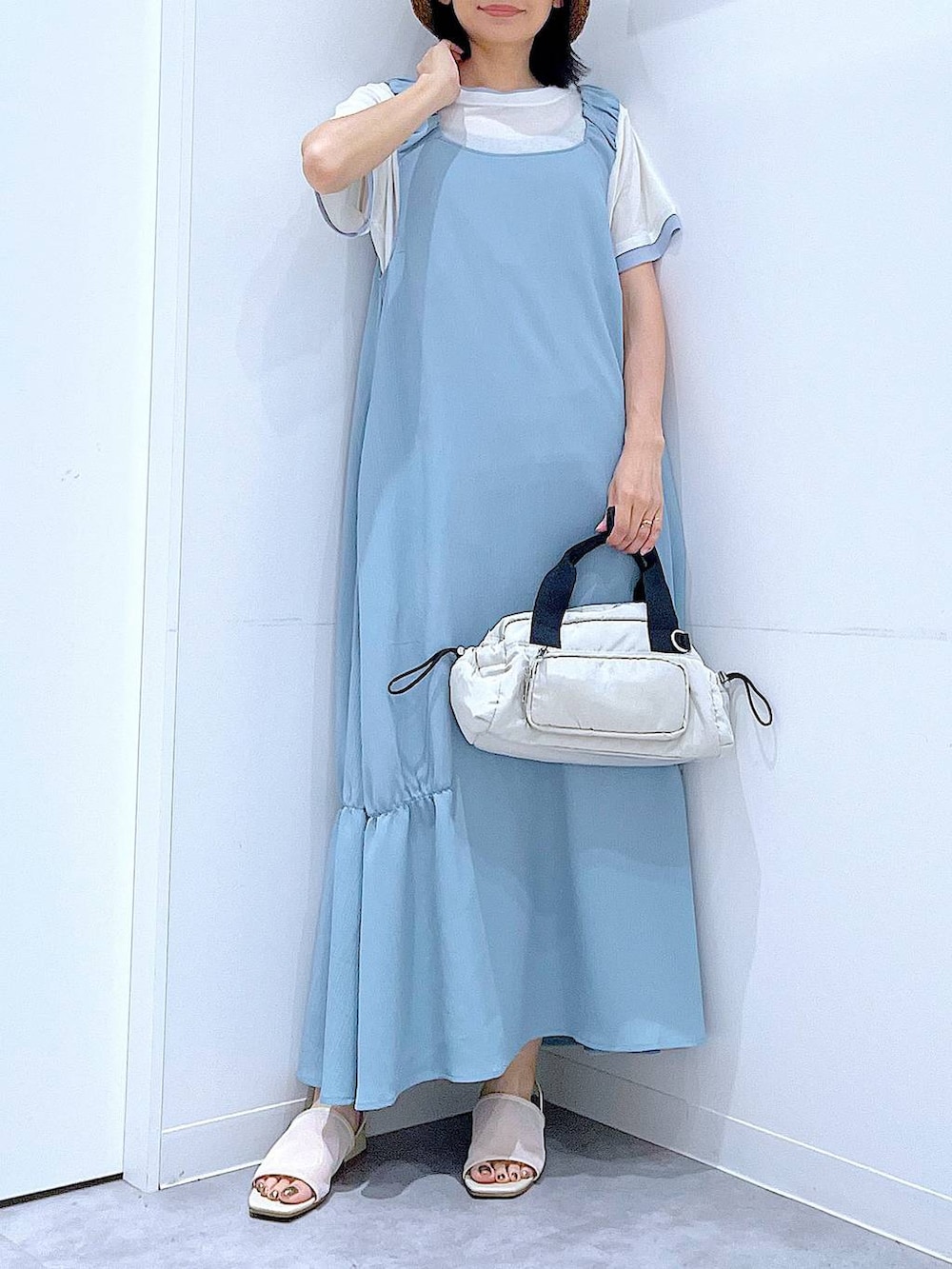 ホワイト系のTシャツ/カットソー、ホワイト系のサンダル、ホワイト系のショルダーバッグを着用したレディースの夏コーディネートの6枚目の写真