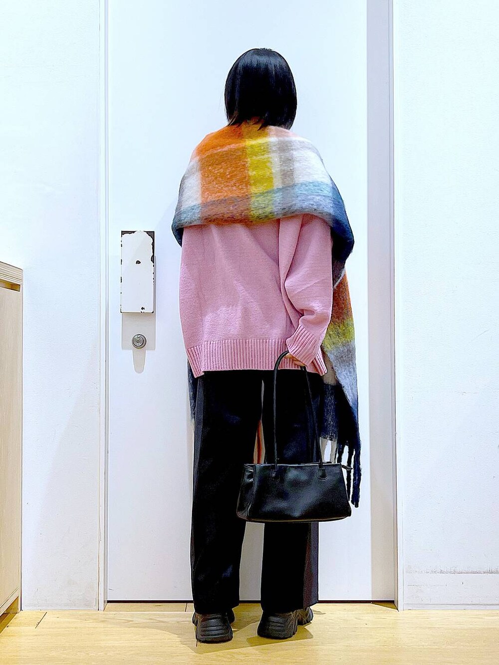 ブラック系のトートバッグ、ブラック系のブーツ、ブラック系のその他パンツを着用したレディースの冬コーディネートの5枚目の写真