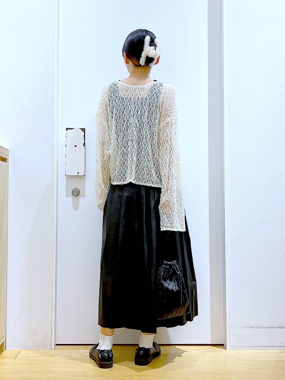 ブラック系のショルダーバッグ、ブラック系のローファー、ベージュ系のTシャツ/カットソーを着用したレディースの秋コーディネートの5枚目の写真