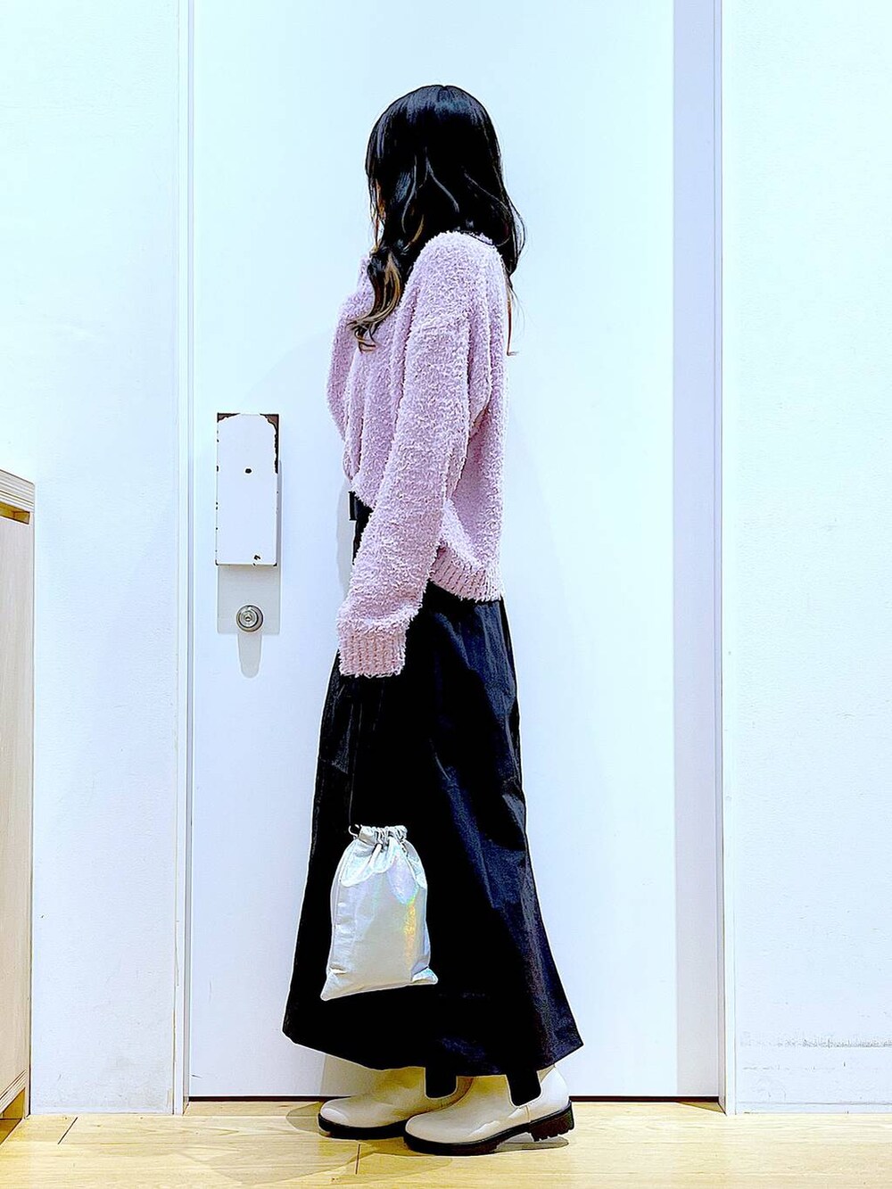 パープル系のニット/セーター、ベージュ系のブーツ、その他のショルダーバッグを着用したレディースの冬コーディネートの3枚目の写真