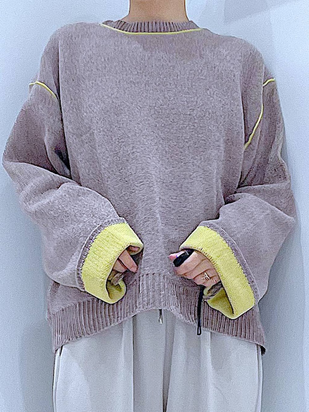 ベージュ系のショルダーバッグ、グレー系のその他パンツ、ブラウン系のニット/セーターを着用したレディースの秋コーディネートの7枚目の写真