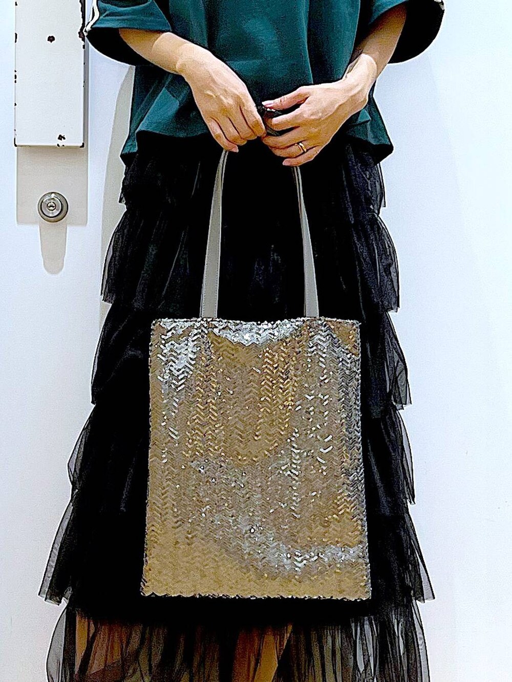 ブラック系のサンダル、シルバー系のトートバッグ、ブラック系のスカートを着用したレディースの夏コーディネートの9枚目の写真