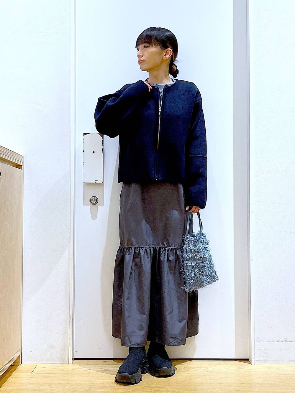 ブルー系のTシャツ/カットソー、ブラック系のブーツ、ブルー系のショルダーバッグを着用したレディースの春コーディネートの2枚目の写真