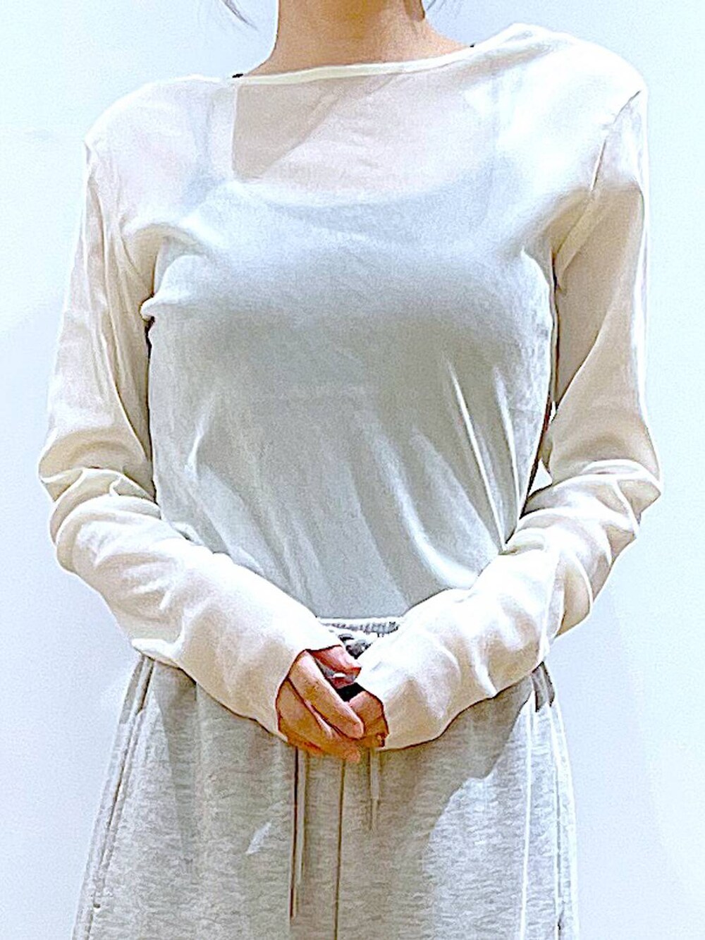 グレー系のスウェットパンツ、ベージュ系のバックパック/リュック、ブラック系のスニーカーを着用したレディースの春コーディネートの7枚目の写真