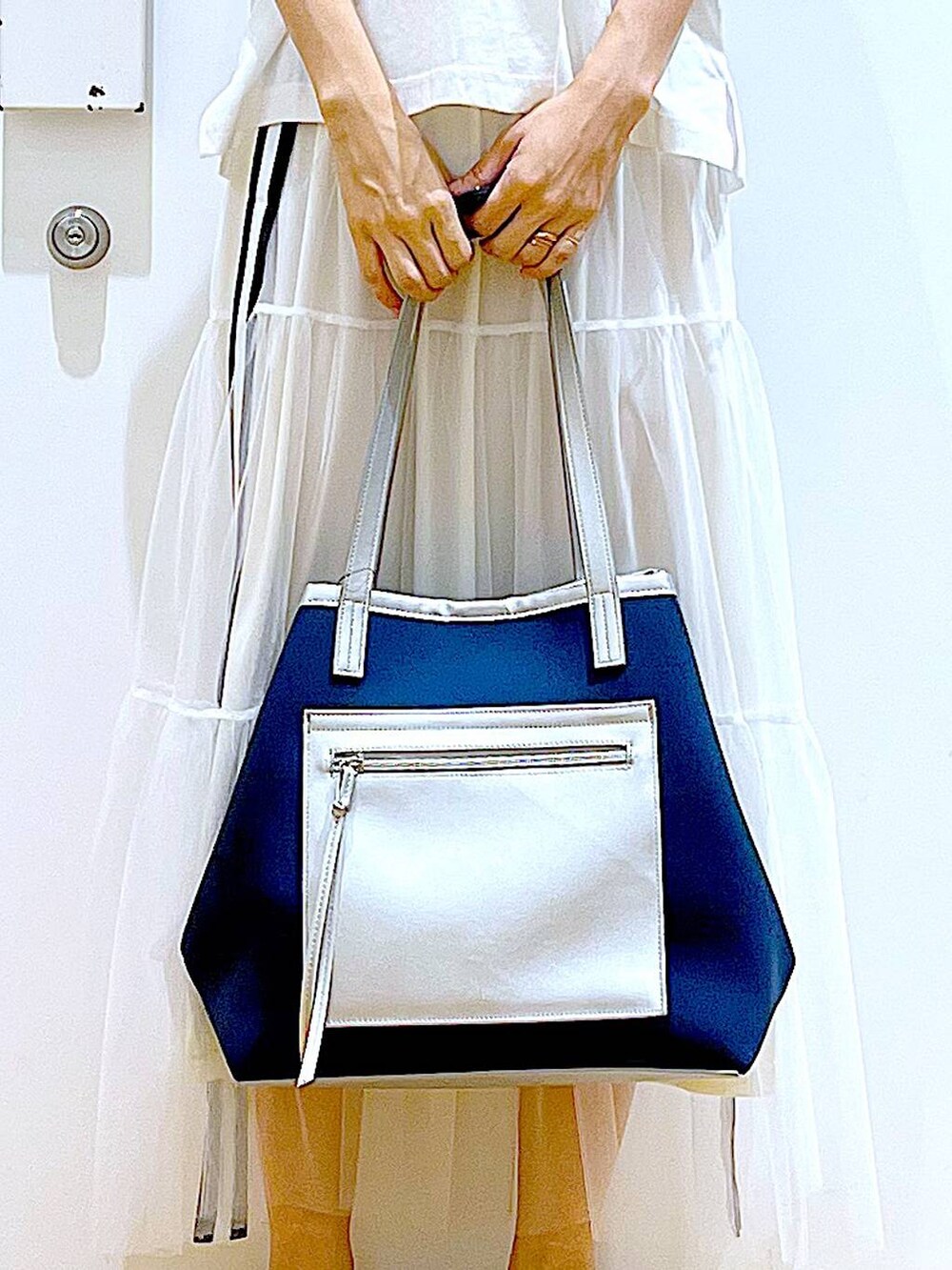 ホワイト系のサンダル、ホワイト系のスカート、ホワイト系のTシャツ/カットソーを着用したレディースの夏コーディネートの9枚目の写真