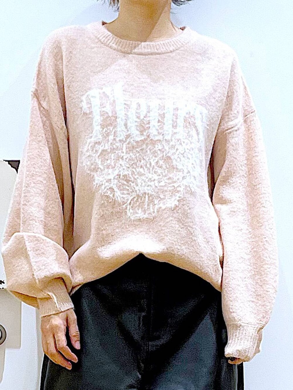 ブラック系のショルダーバッグ、ブラック系のブーツ、ブラック系のその他パンツを着用したレディースの冬コーディネートの7枚目の写真