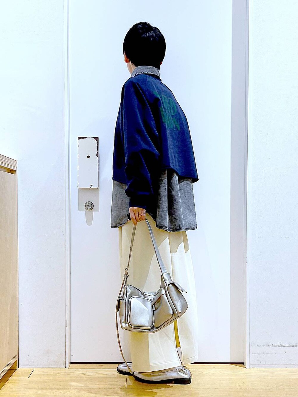 「リラックス、若見え、ゆったり、休日コーデ、骨格ウェーブ、LAKOLE、シャツ、スウェット、スカート、カジュアルコーデ、レイヤードスタイル、ローファー、ショルダーバッグ、春コーデ、おでかけ」｜「LAKOLEのギャザーコインローファー / 135004（ローファー、シルバー系）」を使った、あおき@LAKOLE海老名さん（レディース・156cm）の冬コーディネートの3枚目の写真