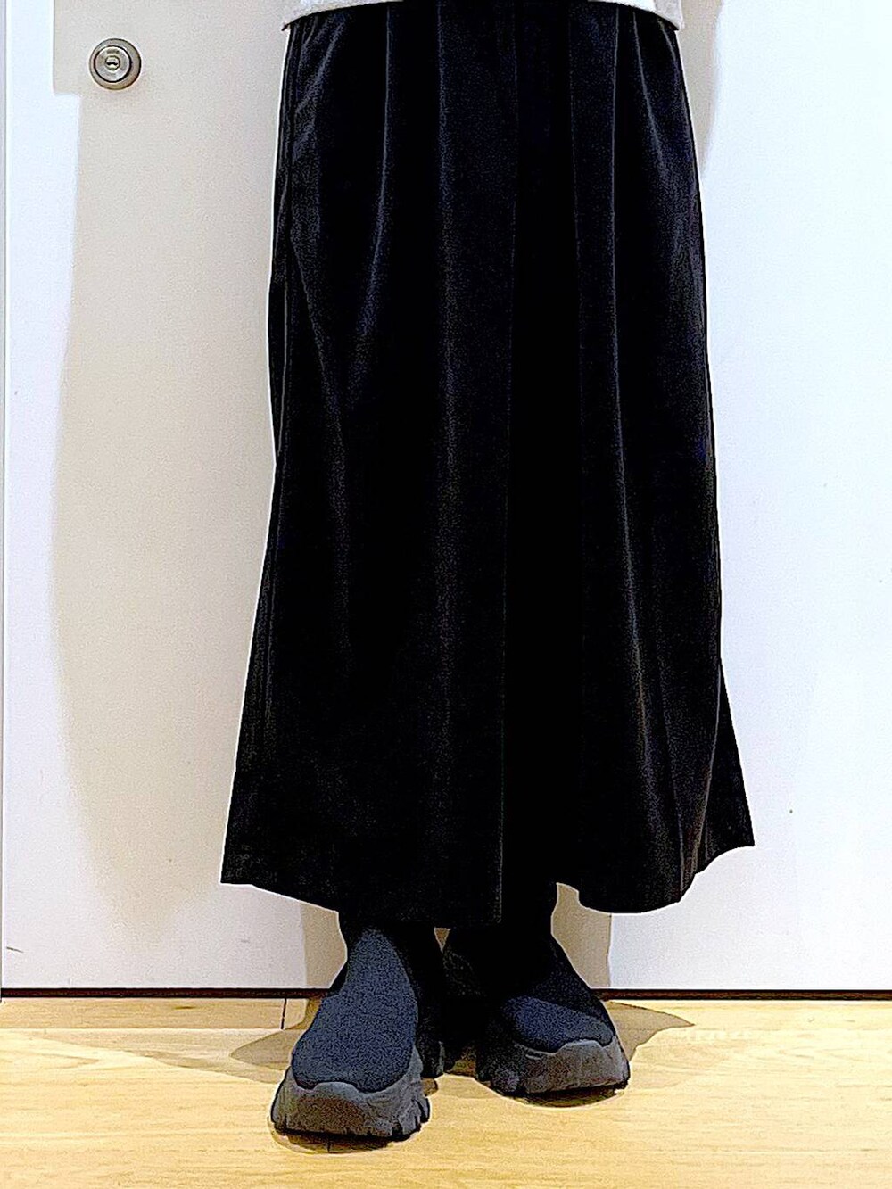 ブラック系のブーツ、シルバー系のショルダーバッグ、ブラック系のニット/セーターを着用したレディースの冬コーディネートの8枚目の写真