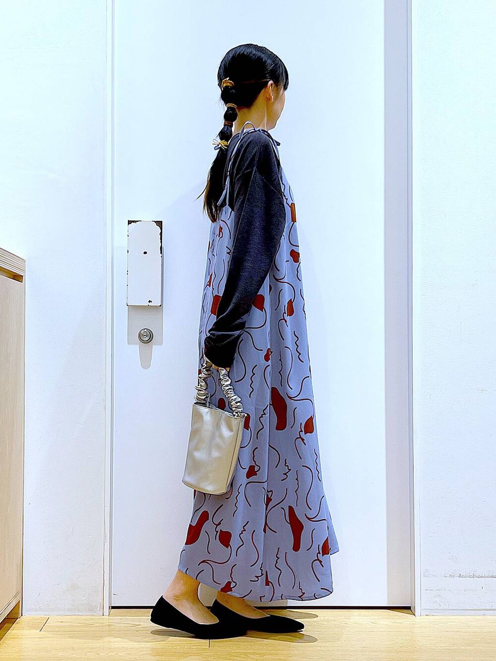 その他のショルダーバッグ、ブラック系のパンプス、ブルー系のワンピースを着用したレディースの春コーディネートの4枚目の写真