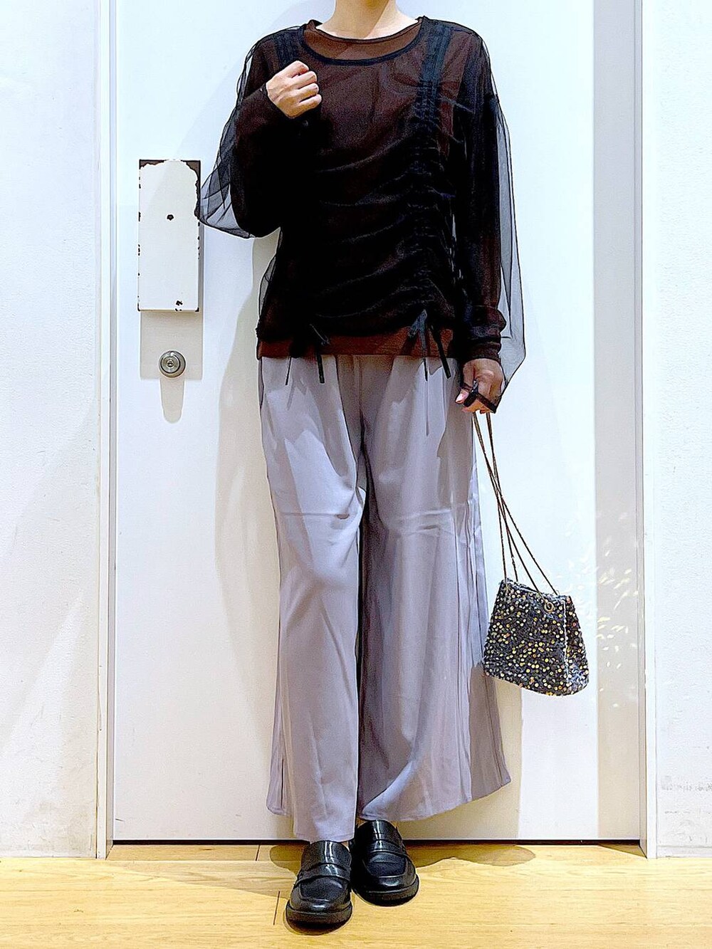 グレー系のショルダーバッグ、ブラウン系のTシャツ/カットソー、グレー系のその他パンツを着用したレディースの秋コーディネートの6枚目の写真