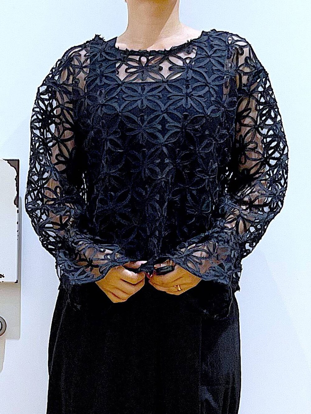 グレー系のショルダーバッグ、ブラック系のローファー、ブラック系のニット/セーターを着用したレディースの秋コーディネートの7枚目の写真