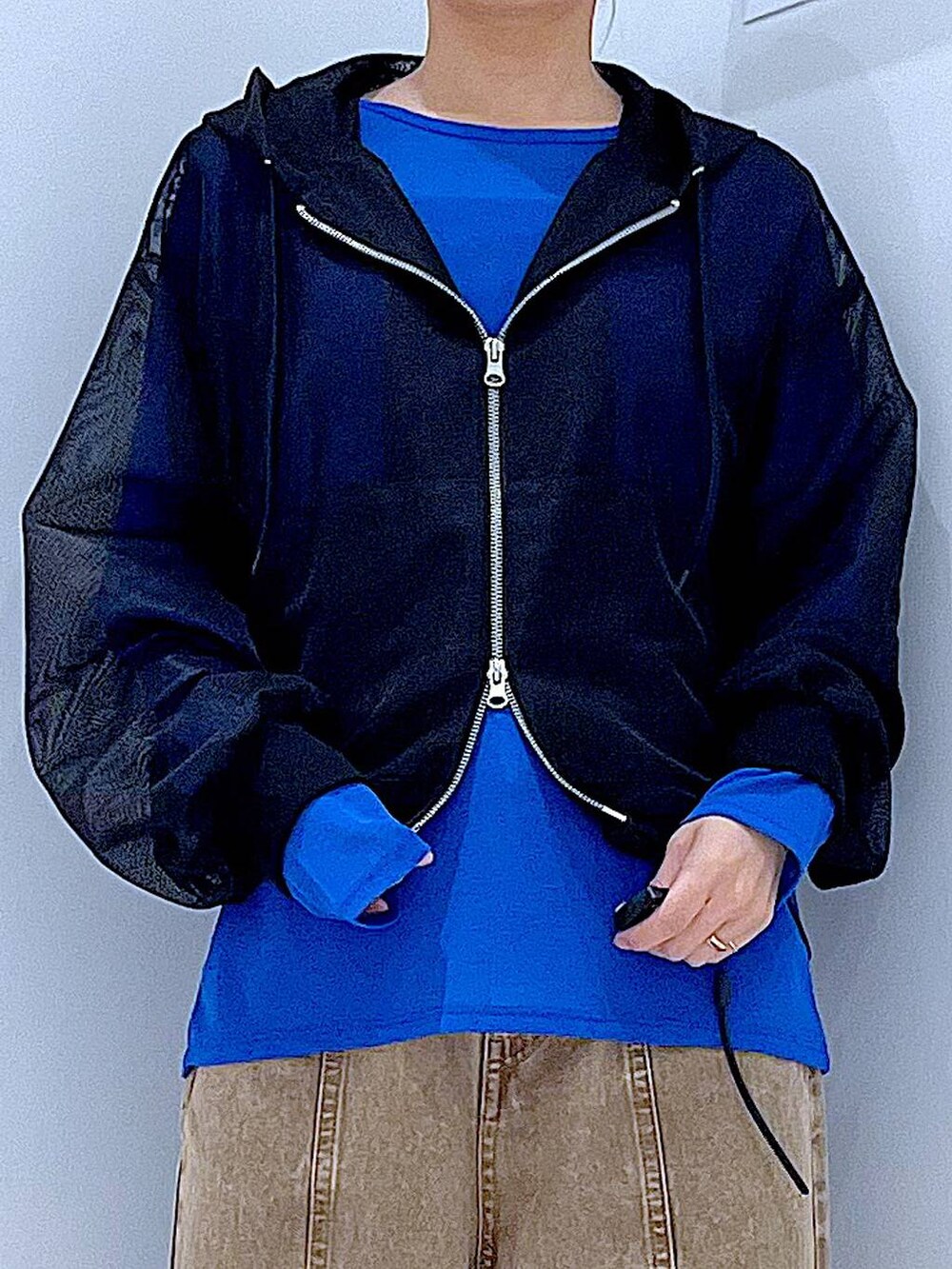 ブルー系のTシャツ/カットソー、ブラック系のブーツ、ブラウン系のショルダーバッグを着用したレディースの春コーディネートの7枚目の写真