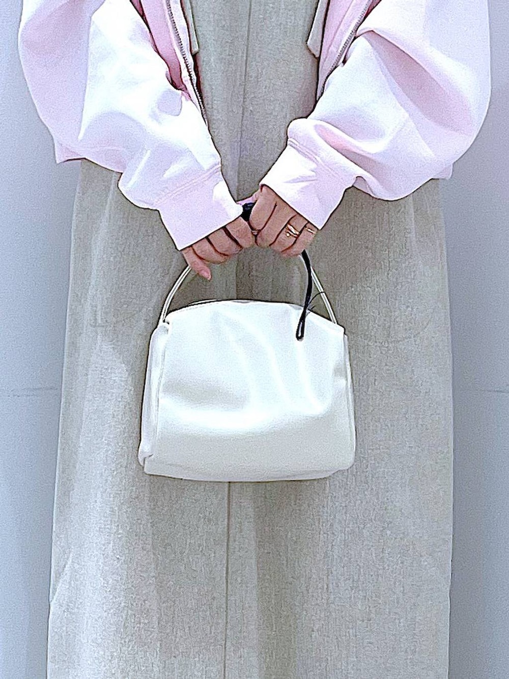 ブラック系のブーツ、ベージュ系のジャンパースカート、ブラック系のTシャツ/カットソーを着用したレディースの冬コーディネートの9枚目の写真