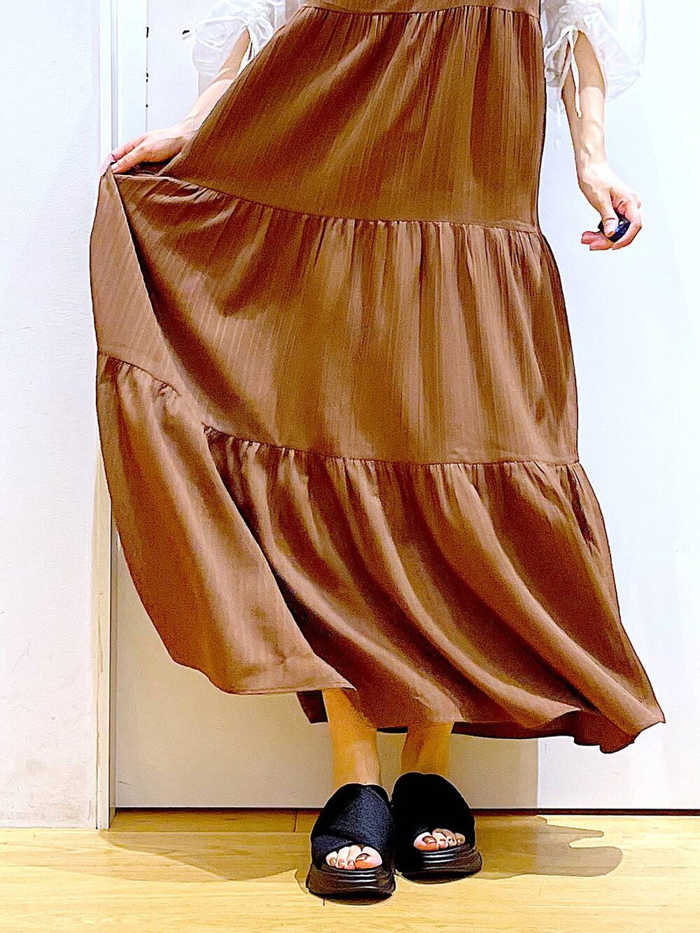 ブラック系のサンダル、ベージュ系のワンピース、グレー系のトートバッグを着用したレディースの夏コーディネートの8枚目の写真