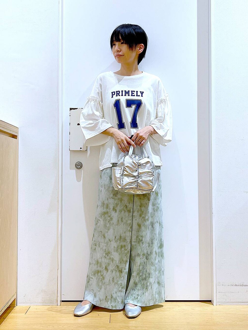 シルバー系のパンプス、その他のショルダーバッグ、グリーン系のその他パンツを着用したレディースの春コーディネートの2枚目の写真