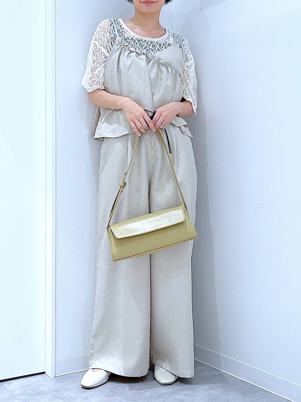 ホワイト系のパンプス、イエロー系のショルダーバッグ、ホワイト系のTシャツ/カットソーを着用したレディースの夏コーディネートの6枚目の写真