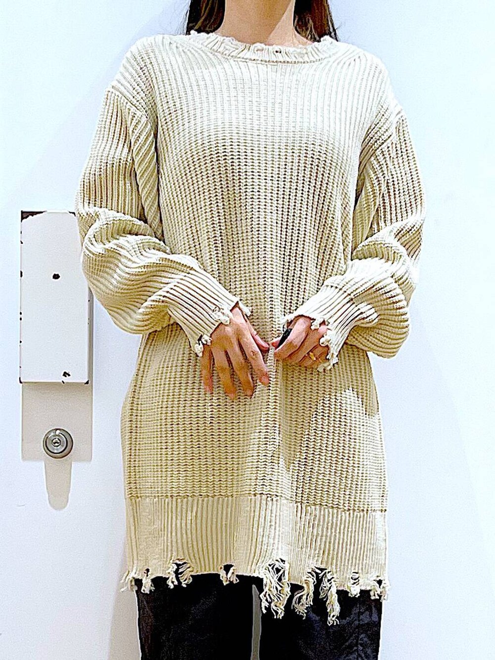 ブラック系のブーツ、その他のショルダーバッグ、ブラック系のカーゴパンツを着用したレディースの冬コーディネートの7枚目の写真