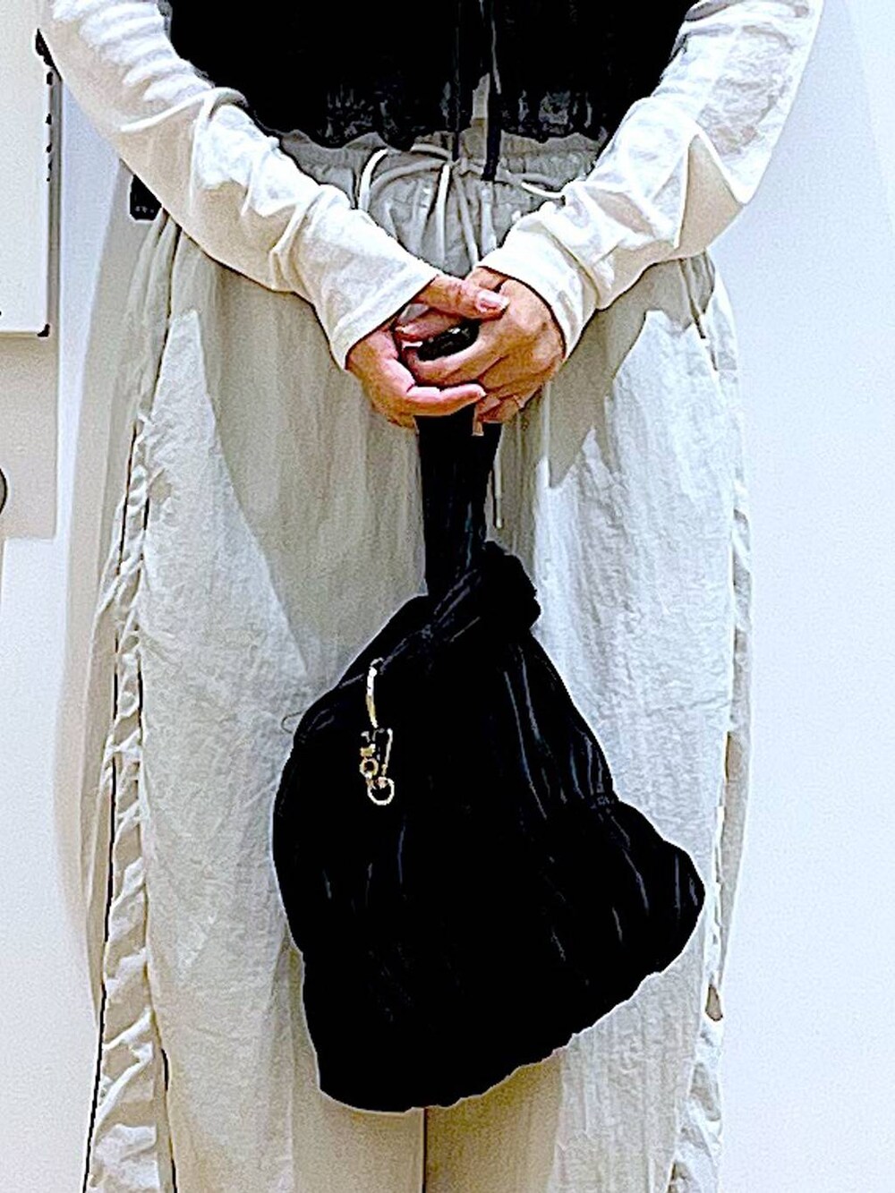 ブラック系のブーツ、ブラック系のショルダーバッグ、ホワイト系のTシャツ/カットソーを着用したレディースの秋コーディネートの9枚目の写真