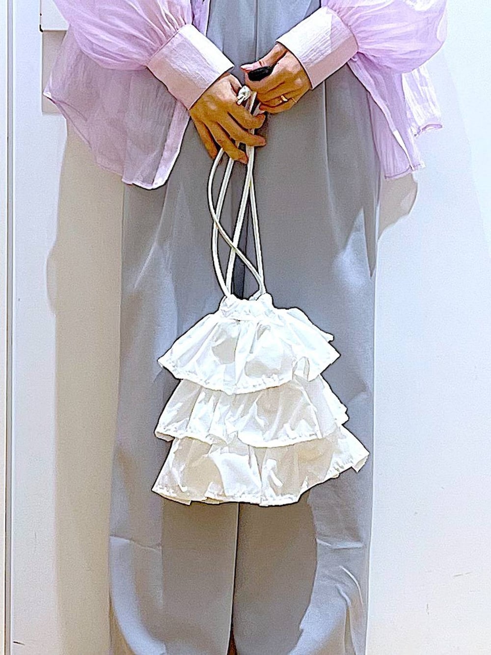 ホワイト系のショルダーバッグ、ホワイト系のキャミソール、ホワイト系のパンプスを着用したレディースの春コーディネートの9枚目の写真