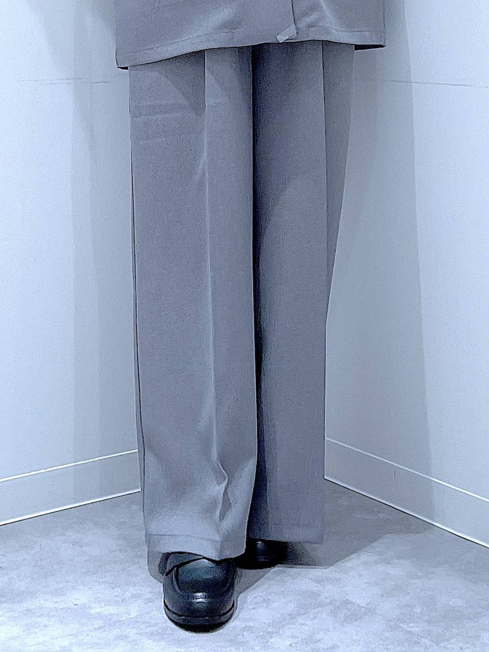 ブラック系のショルダーバッグ、グレー系のサロペット/オーバーオール、グレー系のベストを着用したレディースの冬コーディネートの8枚目の写真