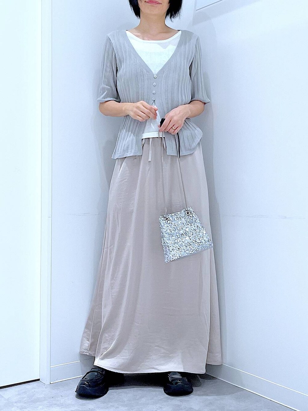 シルバー系のショルダーバッグ、ブラック系のローファー、グレー系のニット/セーターを着用したレディースの秋コーディネートの6枚目の写真