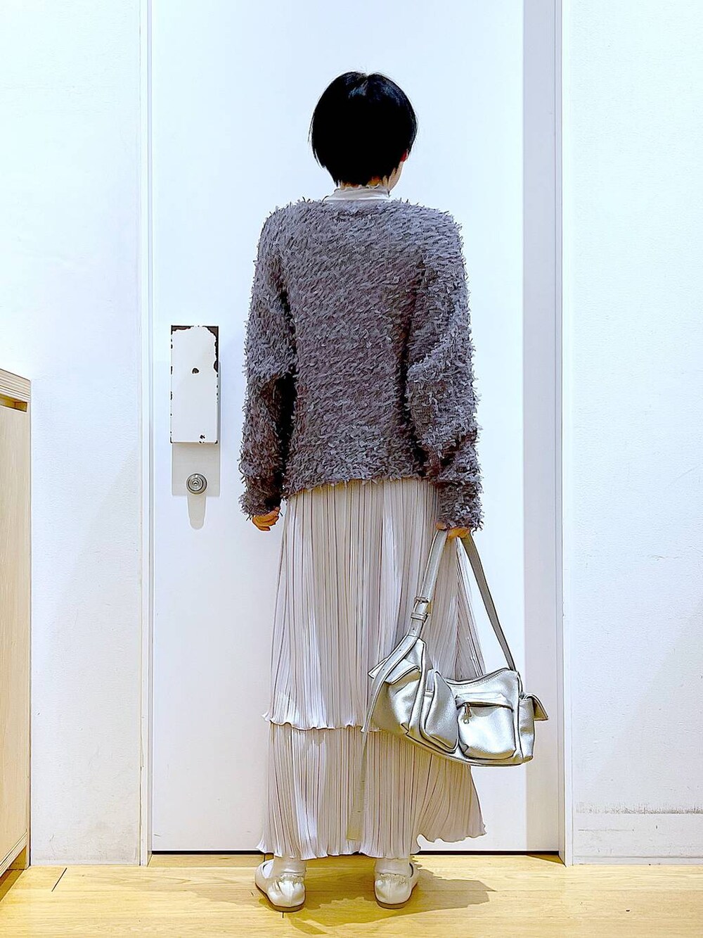 グレー系のTシャツ/カットソー、その他のショルダーバッグ、ホワイト系のパンプスを着用したレディースの春コーディネートの5枚目の写真