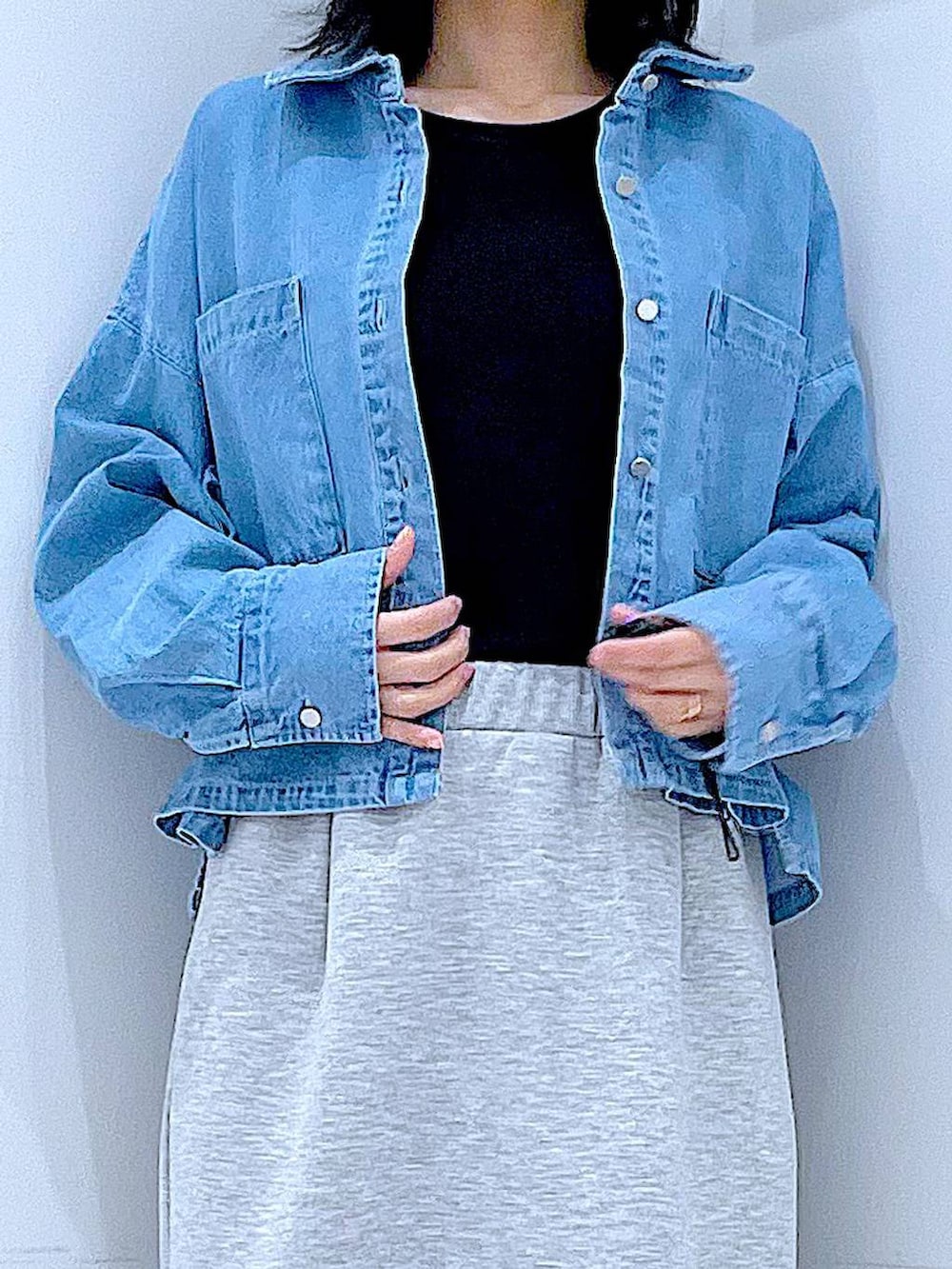 ブラック系のTシャツ/カットソー、ホワイト系のボストンバッグ、ブルー系のシャツ/ブラウスを着用したレディースの春コーディネートの7枚目の写真