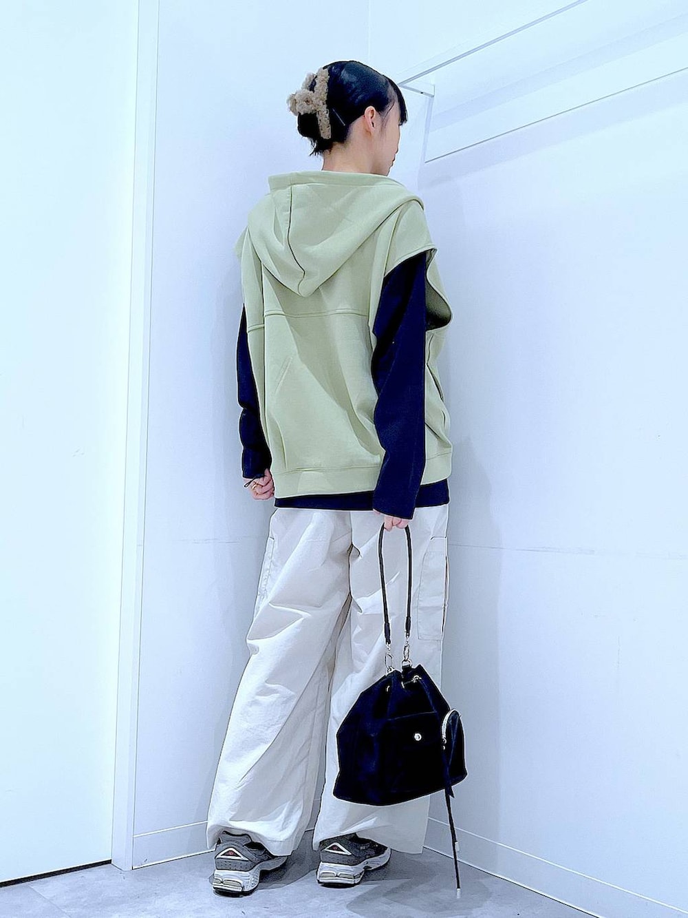 ブラック系のショルダーバッグ、ブラック系のTシャツ/カットソー、ベージュ系のカーゴパンツを着用したレディースの春コーディネートの5枚目の写真