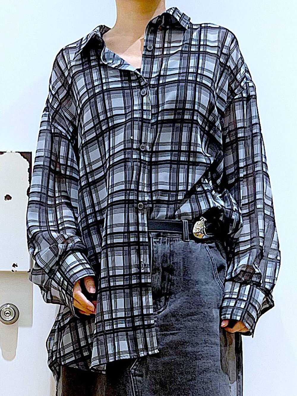 ブラック系のスニーカー、ブラック系のデニムスカート、グレー系のシャツ/ブラウスを着用したレディースの春コーディネートの7枚目の写真