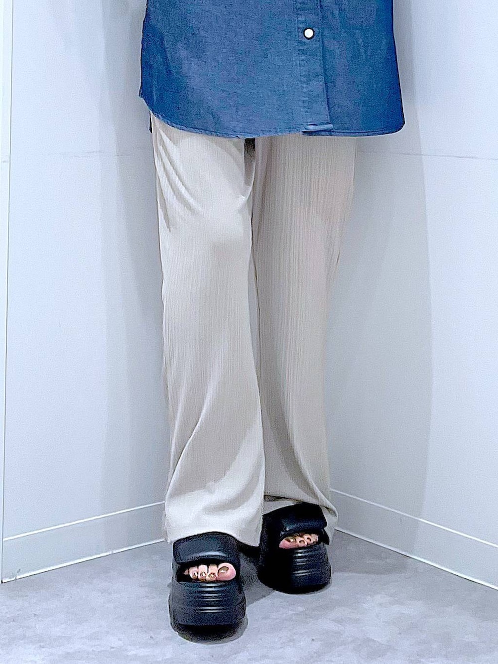 ベージュ系のその他パンツ、ブラック系のサンダル、ブルー系のシャツ/ブラウスを着用したレディースの夏コーディネートの8枚目の写真