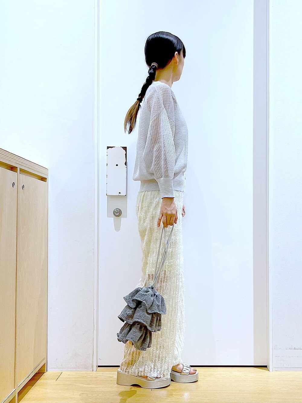 シルバー系のショルダーバッグ、ホワイト系のニット/セーター、ホワイト系のその他パンツを着用したレディースの夏コーディネートの4枚目の写真