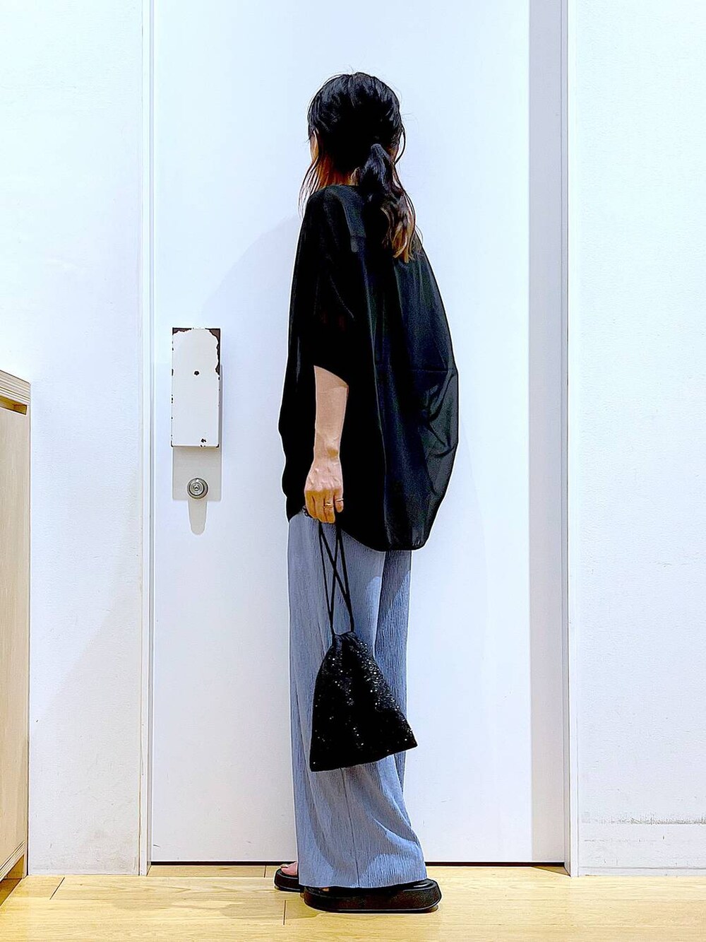 ブラック系のサンダル、ブルー系のその他パンツ、ブラック系のショルダーバッグを着用したレディースの夏コーディネートの3枚目の写真