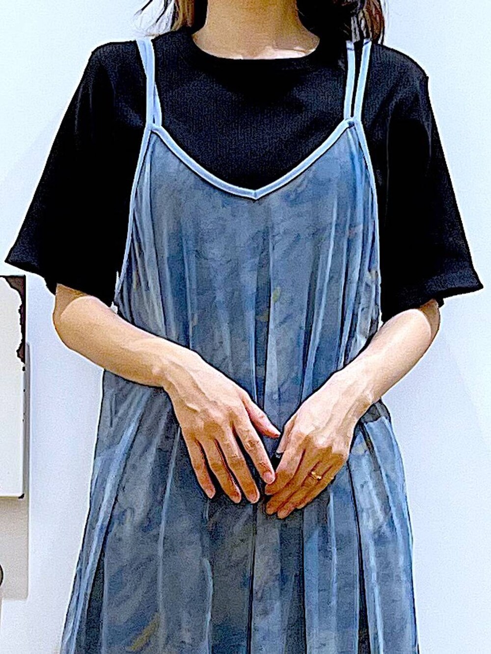 ブラック系のサンダル、ブラック系のその他パンツ、ホワイト系のトートバッグを着用したレディースの夏コーディネートの7枚目の写真