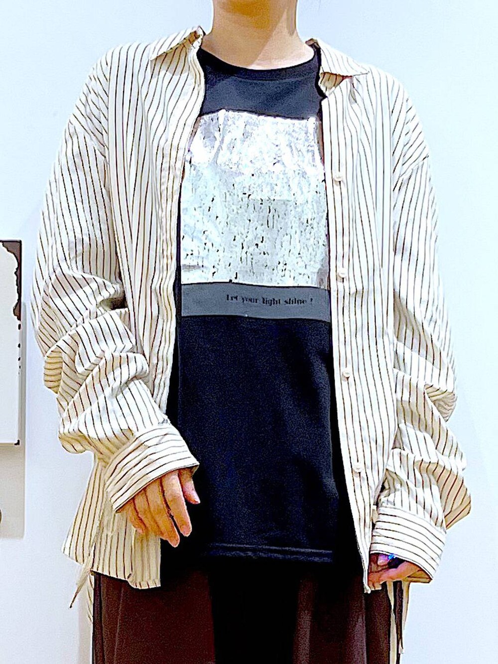 ベージュ系のトートバッグ、ブラック系のローファー、ブラウン系のその他パンツを着用したレディースの秋コーディネートの7枚目の写真