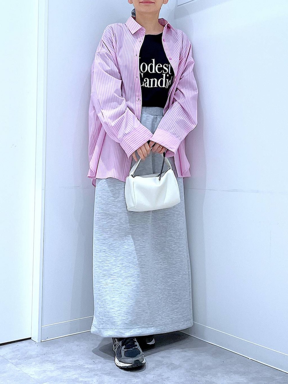 ホワイト系のショルダーバッグ、ブラック系のTシャツ/カットソー、グレー系のスカートを着用したレディースの春コーディネートの6枚目の写真