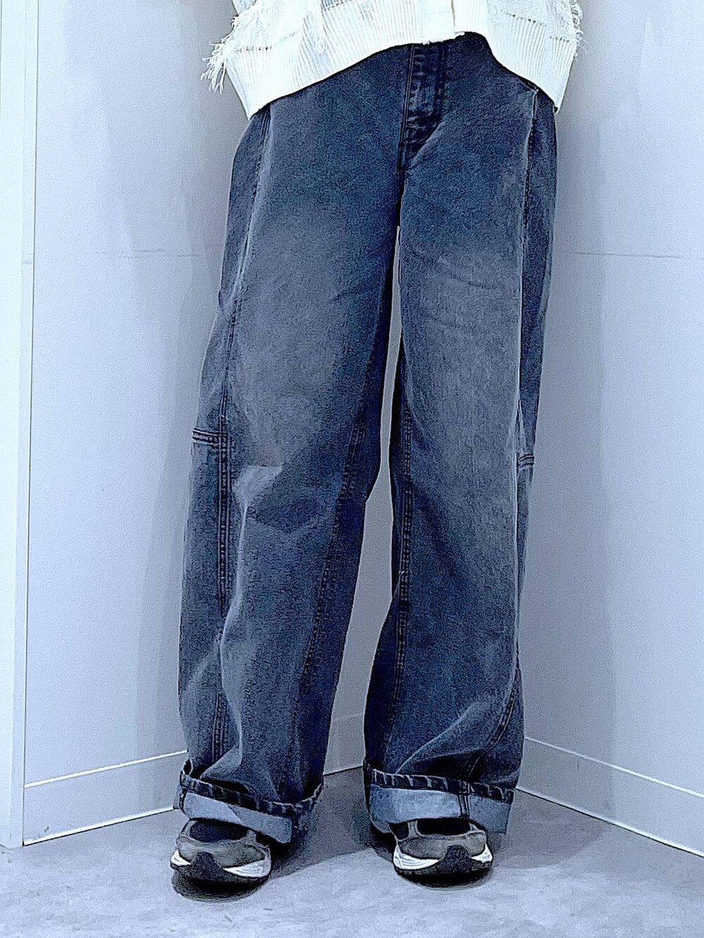 ブラック系のTシャツ/カットソー、ブラック系のデニムパンツ、ホワイト系のショルダーバッグを着用したレディースの春コーディネートの8枚目の写真