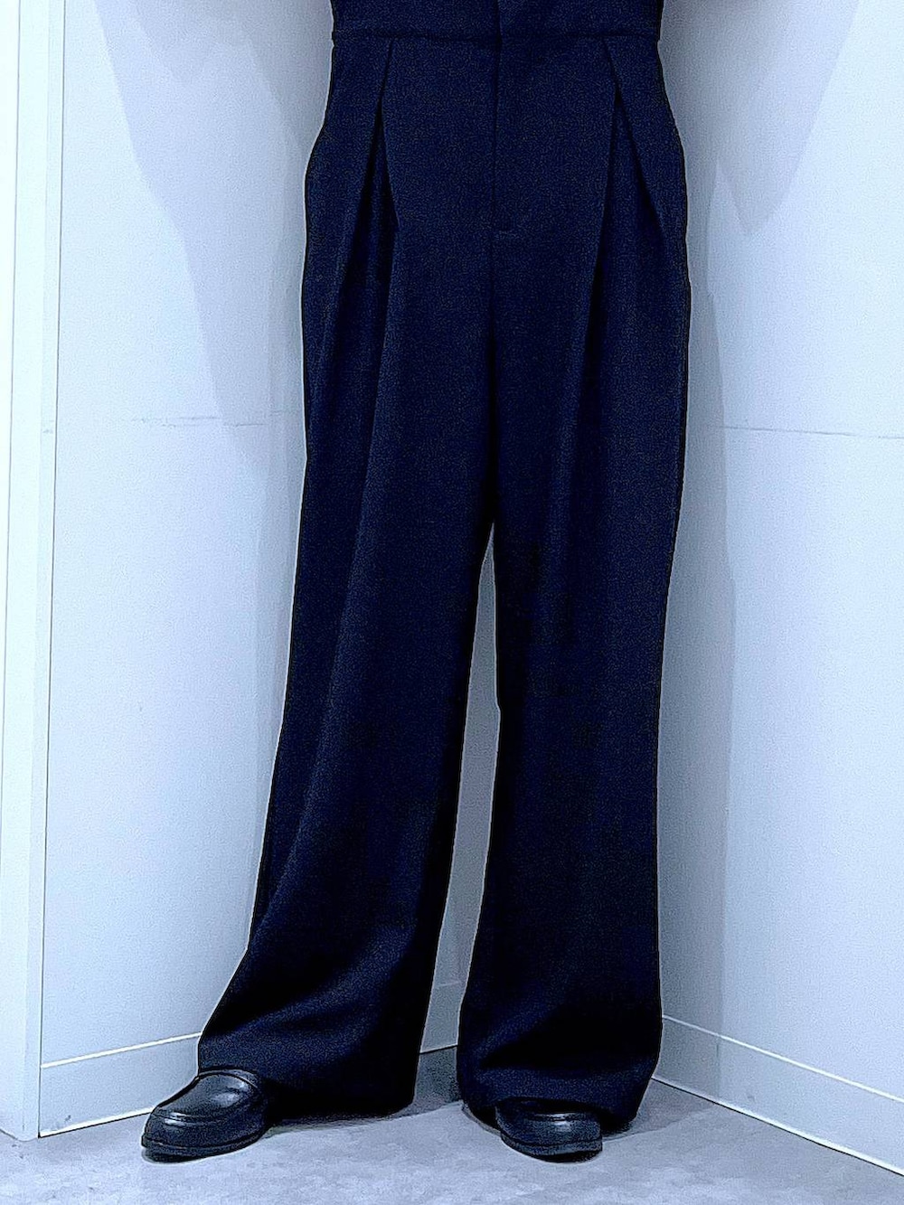 ブラック系のローファー、ホワイト系のショルダーバッグ、ブラック系のサロペット/オーバーオールを着用したレディースの春コーディネートの8枚目の写真