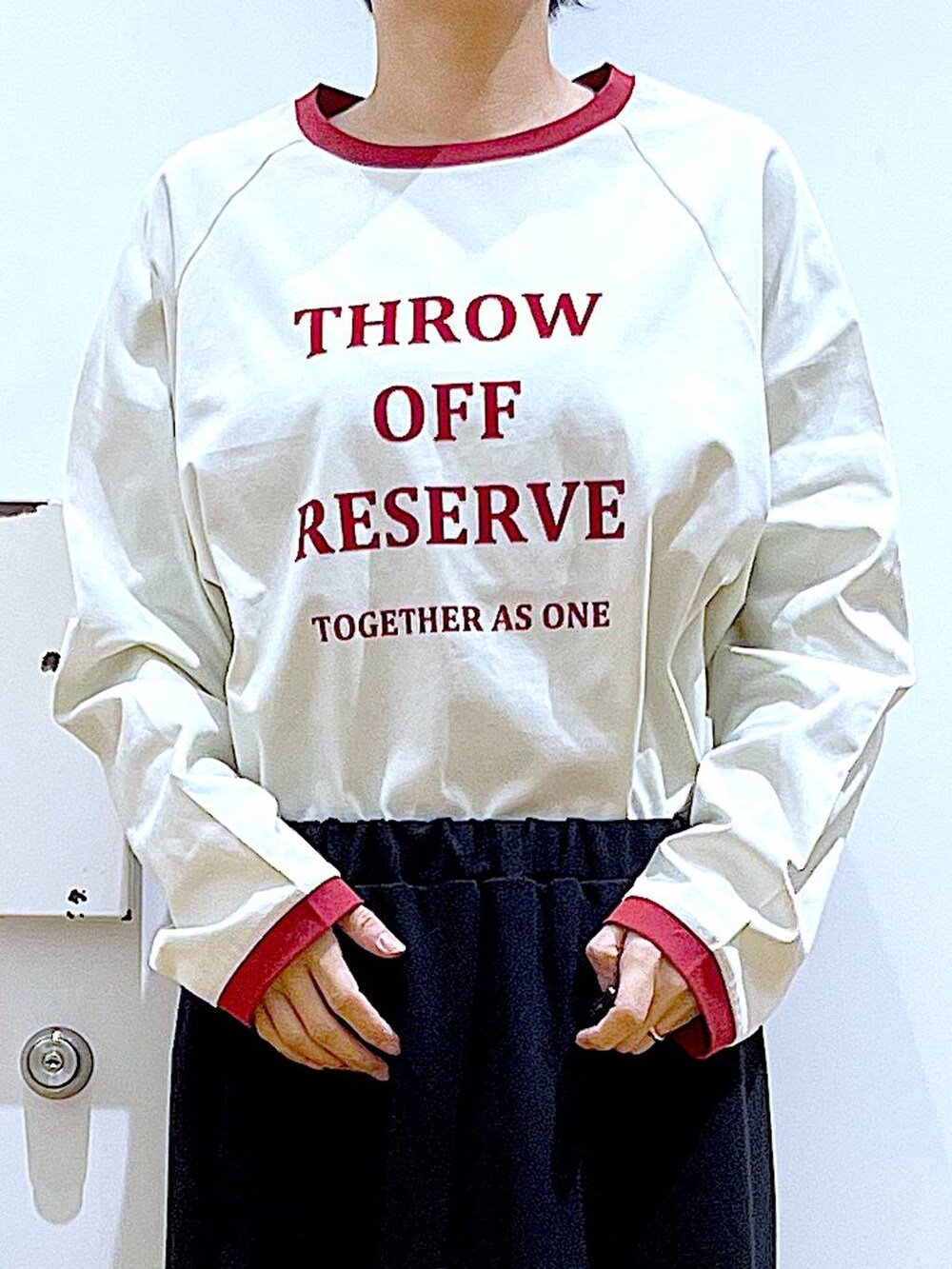 ブラック系のトートバッグ、シルバー系のパンプス、ブラック系のスカートを着用したレディースの春コーディネートの7枚目の写真