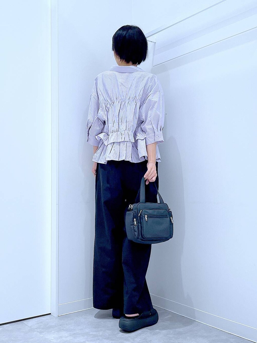 ブラック系のサンダル、ブラック系のその他パンツ、パープル系のシャツ/ブラウスを着用したレディースの夏コーディネートの5枚目の写真