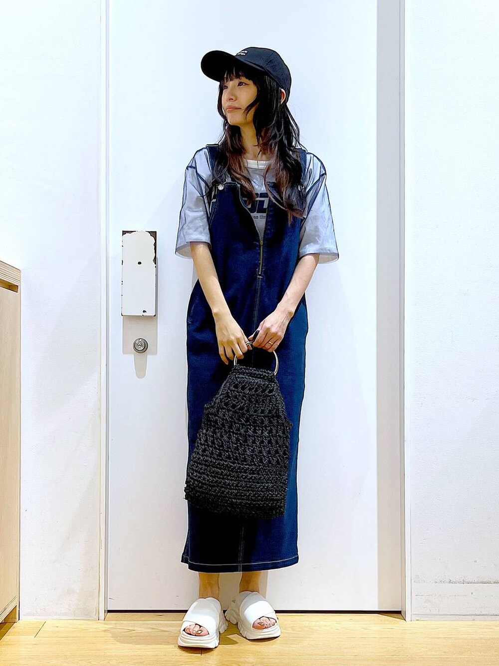 「リラックス、若見え、ゆったり、休日コーデ、骨格ウェーブ、LAKOLE、Tシャツ、キャップ、サンダル、カジュアル、楽ちんコーデ、バッグ、夏コーデ、体型カバー、スカート」｜「LAKOLEのデニムジャンスカ / 102219（ジャンパースカート、ブルー系）」を使った、あおき@LAKOLE海老名さん（レディース・156cm）の春コーディネートの2枚目の写真