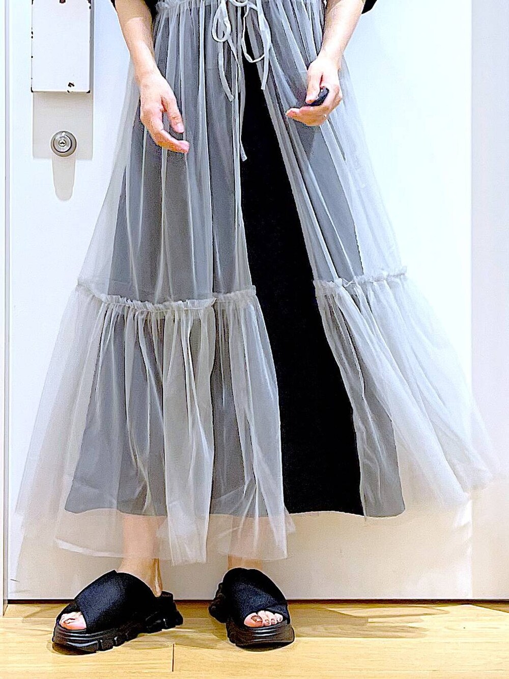 グレー系のワンピース、ブラック系のワンピース、ブラック系のサンダルを着用したレディースの春コーディネートの8枚目の写真