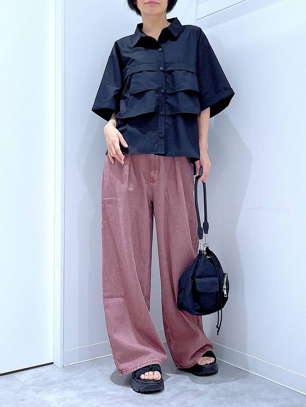 ブラック系のスニーカー、ブラック系のショルダーバッグ、ブラック系のシャツ/ブラウスを着用したレディースの秋コーディネートの6枚目の写真