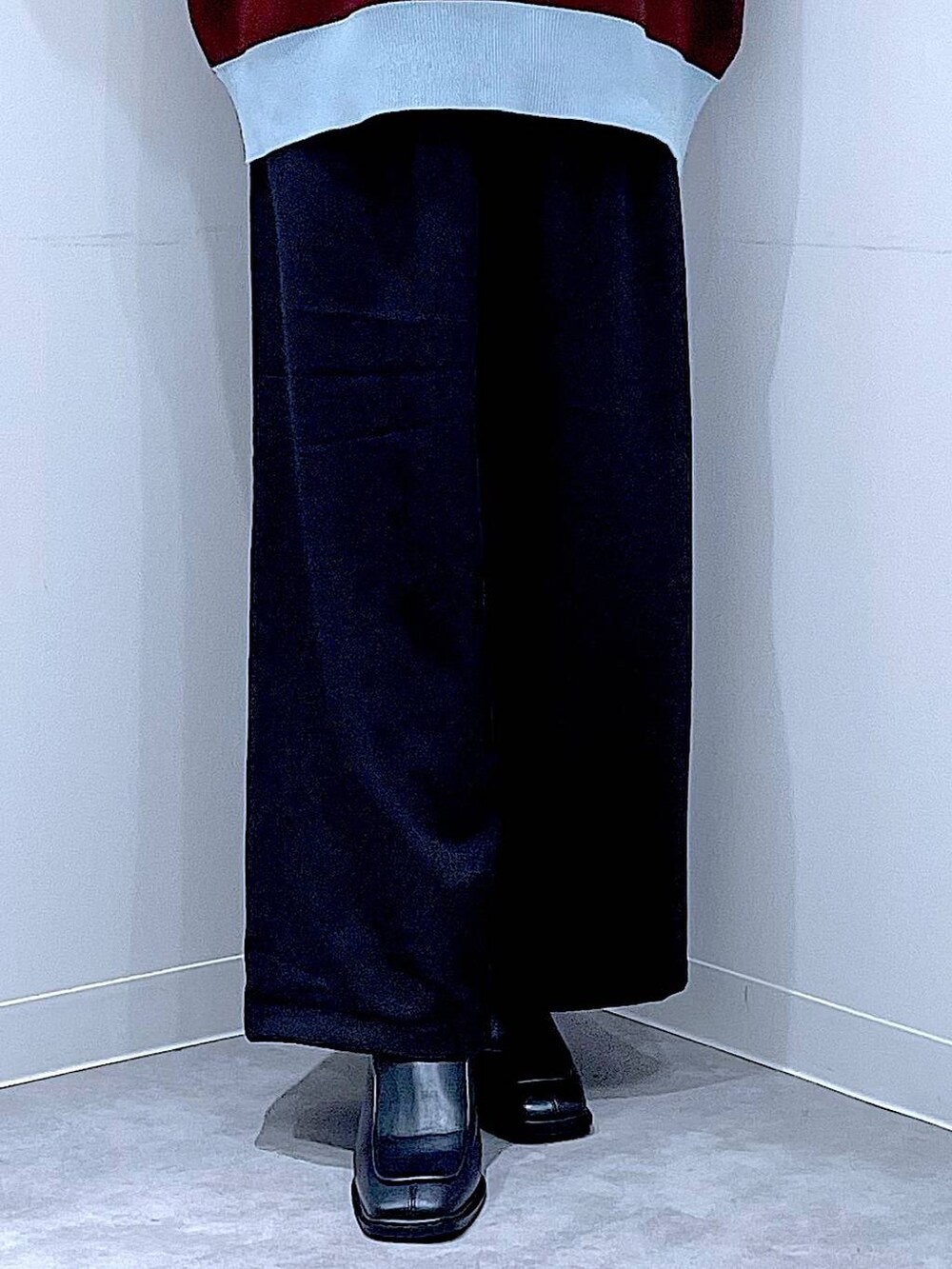 ブラック系のその他パンツ、ブラック系のショルダーバッグ、ブラウン系のニット/セーターを着用したレディースの秋コーディネートの8枚目の写真