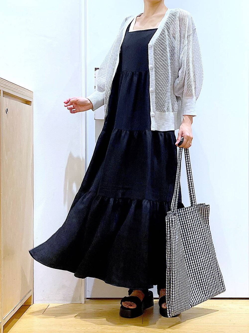 その他のトートバッグ、ブラック系のサンダル、ブラック系のワンピースを着用したレディースの夏コーディネートの6枚目の写真