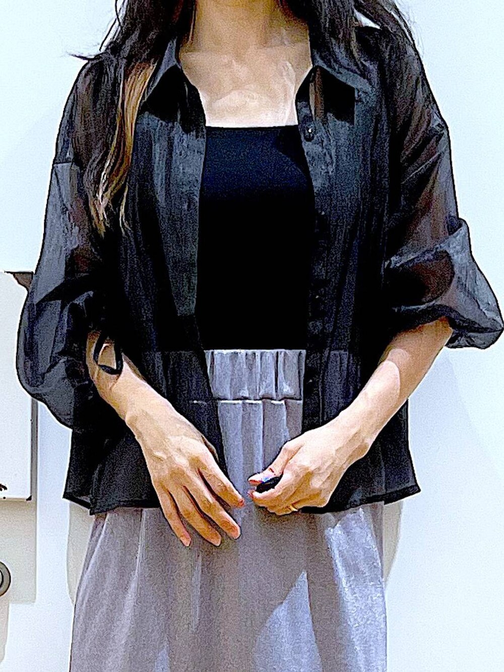 パープル系のスカート、ブラック系のサンダル、ブラック系のニット/セーターを着用したレディースの夏コーディネートの7枚目の写真