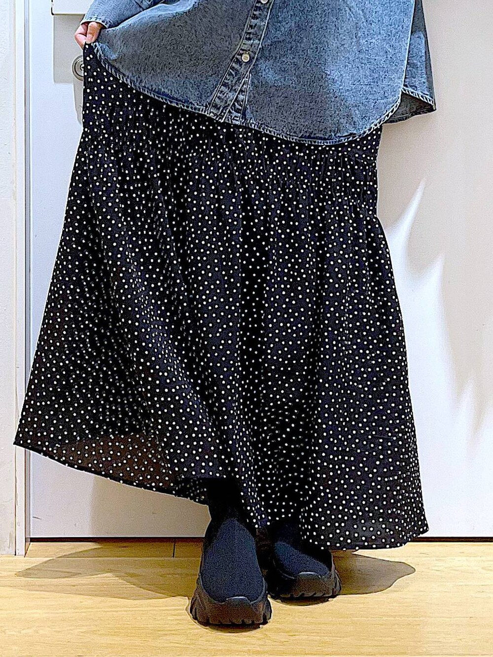 ブラック系のブーツ、ブルー系のシャツ/ブラウス、ホワイト系のトートバッグを着用したレディースの春コーディネートの8枚目の写真