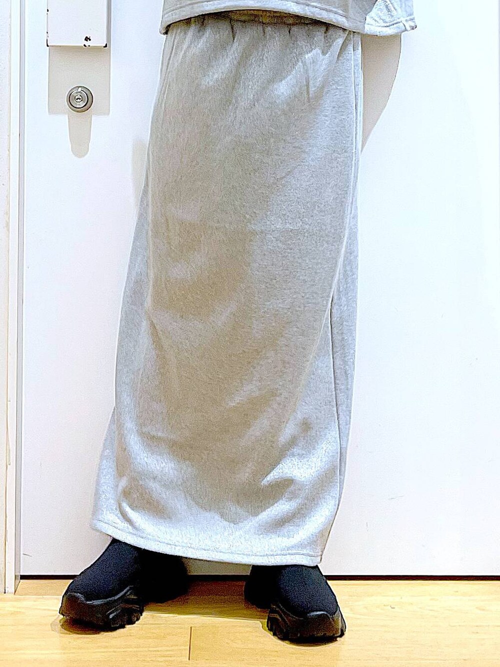 ブラック系のブーツ、ブルー系のトートバッグ、グレー系のスウェットを着用したレディースの冬コーディネートの8枚目の写真